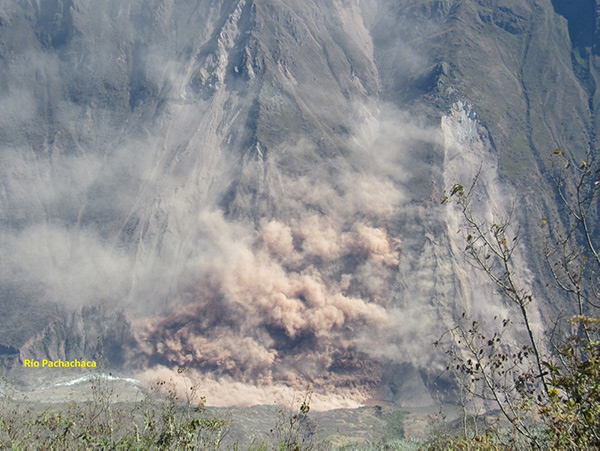Nubes de polvo por derrumbes en ladera de cerro Chamanayoc afecta Abancay